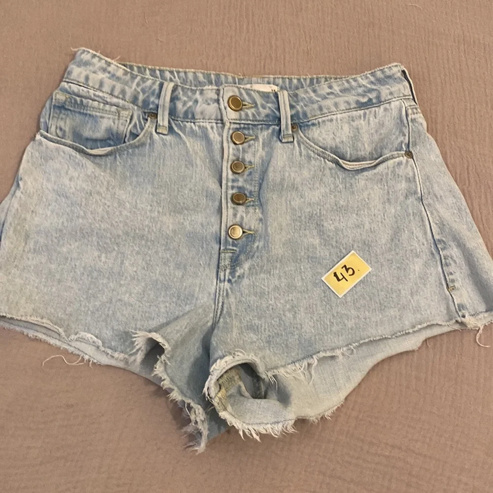 Good American Light Blue Jean Shorts. Size 6